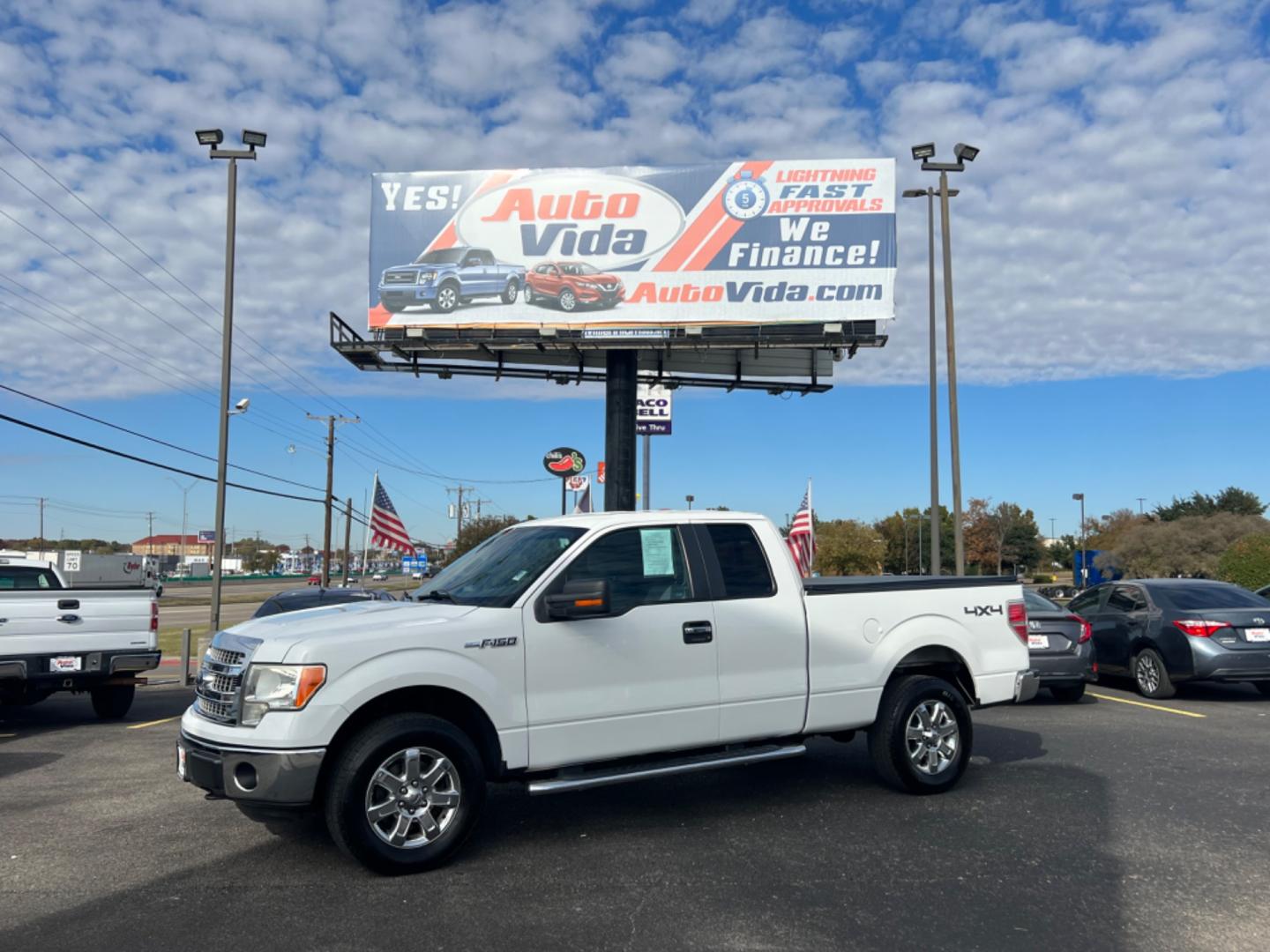 2013 WHITE Ford F-150 Lariat SuperCab 6.5-ft. Bed 4WD (1FTFX1EF2DK) with an 5.0L V8 engine, 6-Speed Automatic transmission, located at 420 I-35E, Lancaster, TX, 75146, (469) 297-4144, 32.593929, -96.823685 - Photo#0